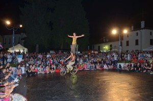 pubblico e acrobati in bisi